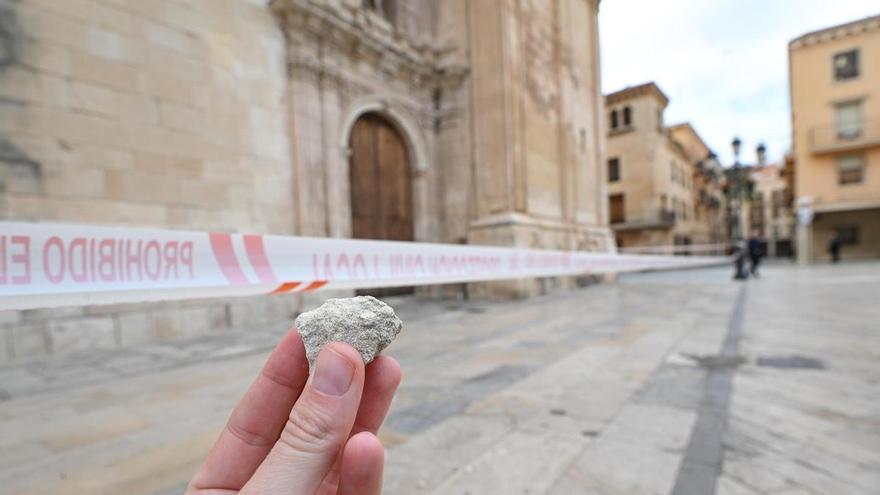 Acordonada la plaza de Santa María de Elche por desprendimientos de pequeños cascotes de la basílica