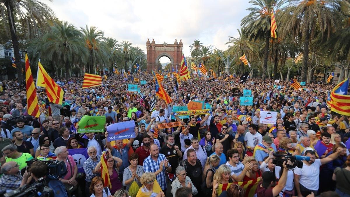 10 10 2017 multitud Ciutadella Barcelona