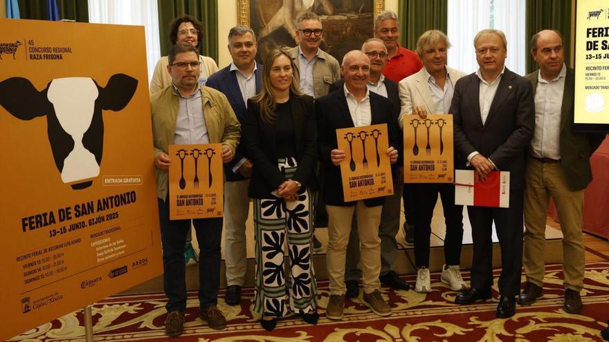 Por la izquierda, en primera fila, Toño Migoya, Cristina Villanueva, Abel Junquera, Ángel Lorenzo, Álvaro Alonso y David Argüelles. Tras ellos, Noelia Ordieres, Mauro Vega, Gilberto Villoria, José Emilio García Suárez y Ramón Tuero, durante la presentación de la Feria de San Antonio.