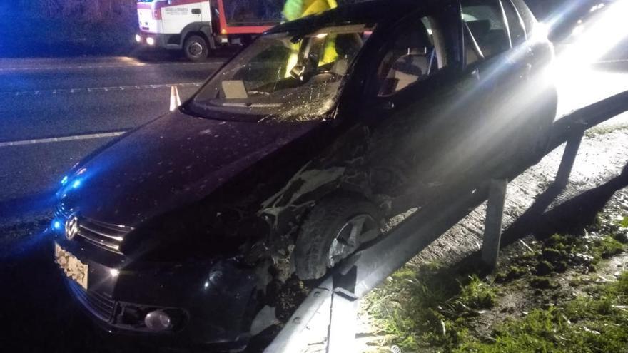 Uno de los coches accidentados // Santos Á.