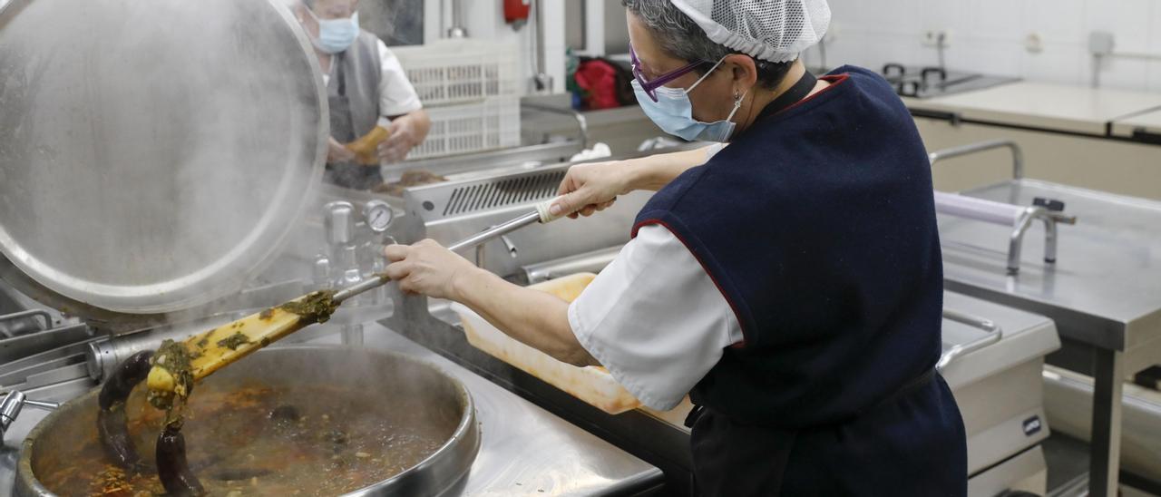 La Cocina Económica prepara cerca de 400 menús de Antroxu para sus usuarios