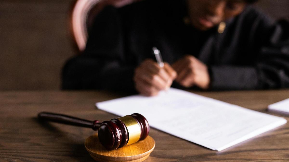 Juzgado, juicio, sentencia