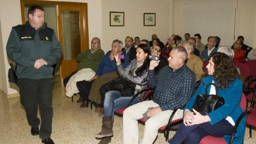 Un guardia civil entra en el pleno de Sellent para impedir a un vecino tomar imágenes.