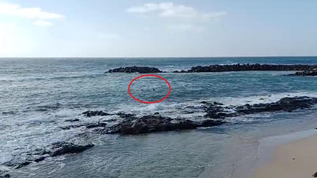 Rescate de un bañista en apuros en una playa de Canarias