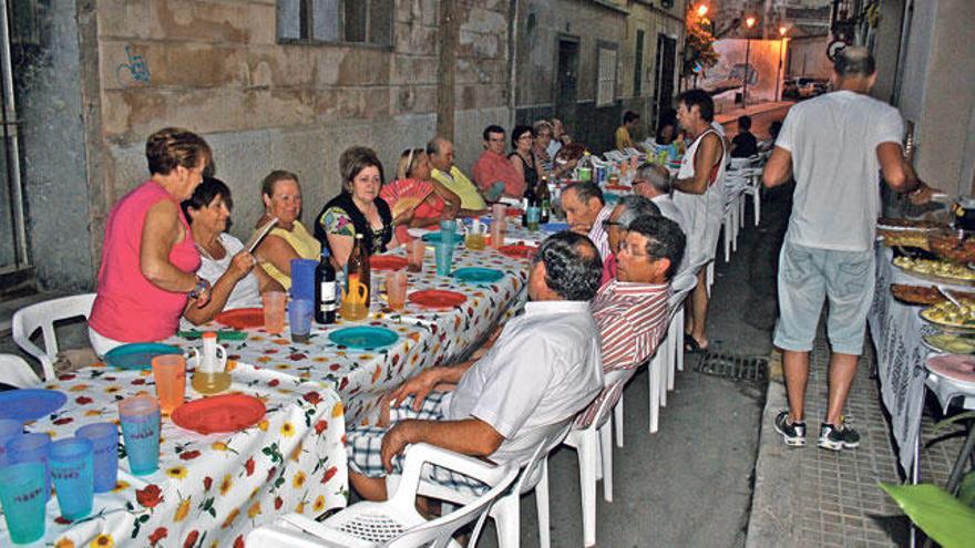 Imagen del ´sopar a la fresca´ del año pasado donde se ven las sillas del Ayuntamiento.