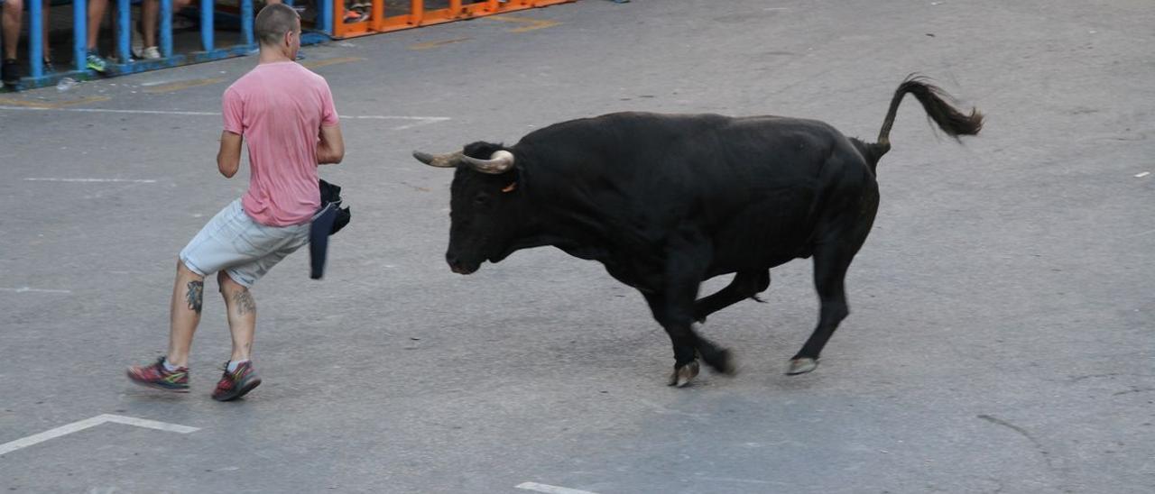 Un joven en los &#039;bous al carrer&#039;, imagen de archivo.