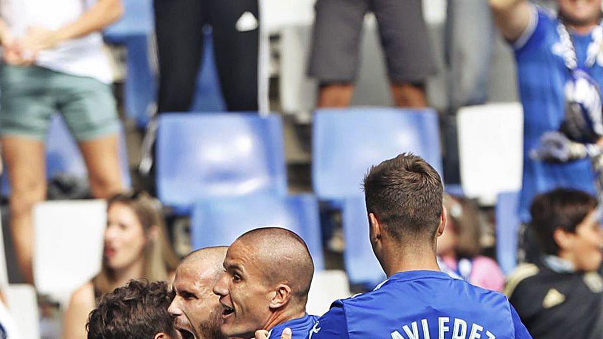 Sangalli, Lolo y Javi Fernández celebran con Ortuño uno de sus goles.