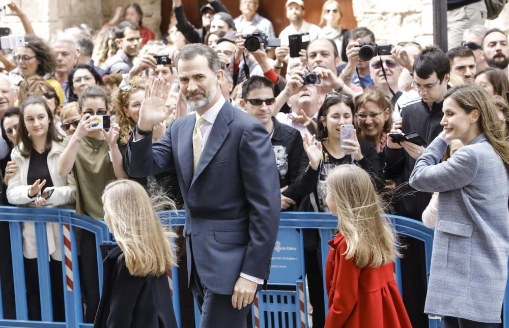 Pünktlich, aber nicht vollzählig: Letizia und Felipe, ihre Kinder Leonor und Sofía sowie Altkönig Sofía fanden sich am Sonntag (16.4.) traditionsgemäß in Palma Kathedrale ein.