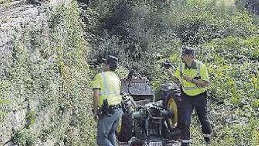 Un vecino de Xeve de 69 años fallece al volcar su tractor tras caer por un terraplén