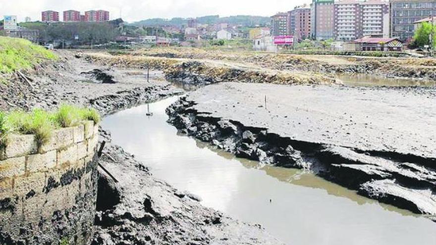 pasado y presente. A la izquierda, estado que presentaba la ría a la altura del puente de San Sebastián en 2004. A la derecha, la misma estampa, tomada desde el puente Azud, al anochecer.