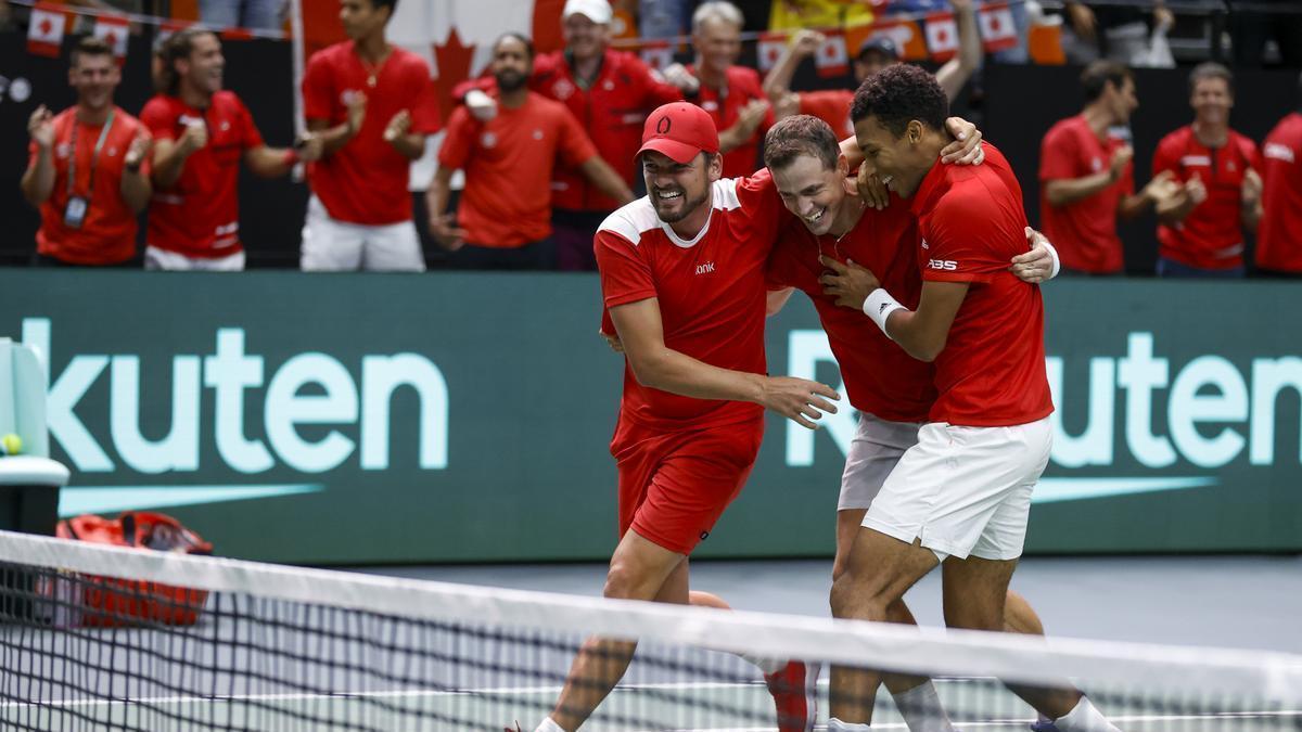 Alegría de los canadienses tras llevarse el dobles y remontar el duelo ante España