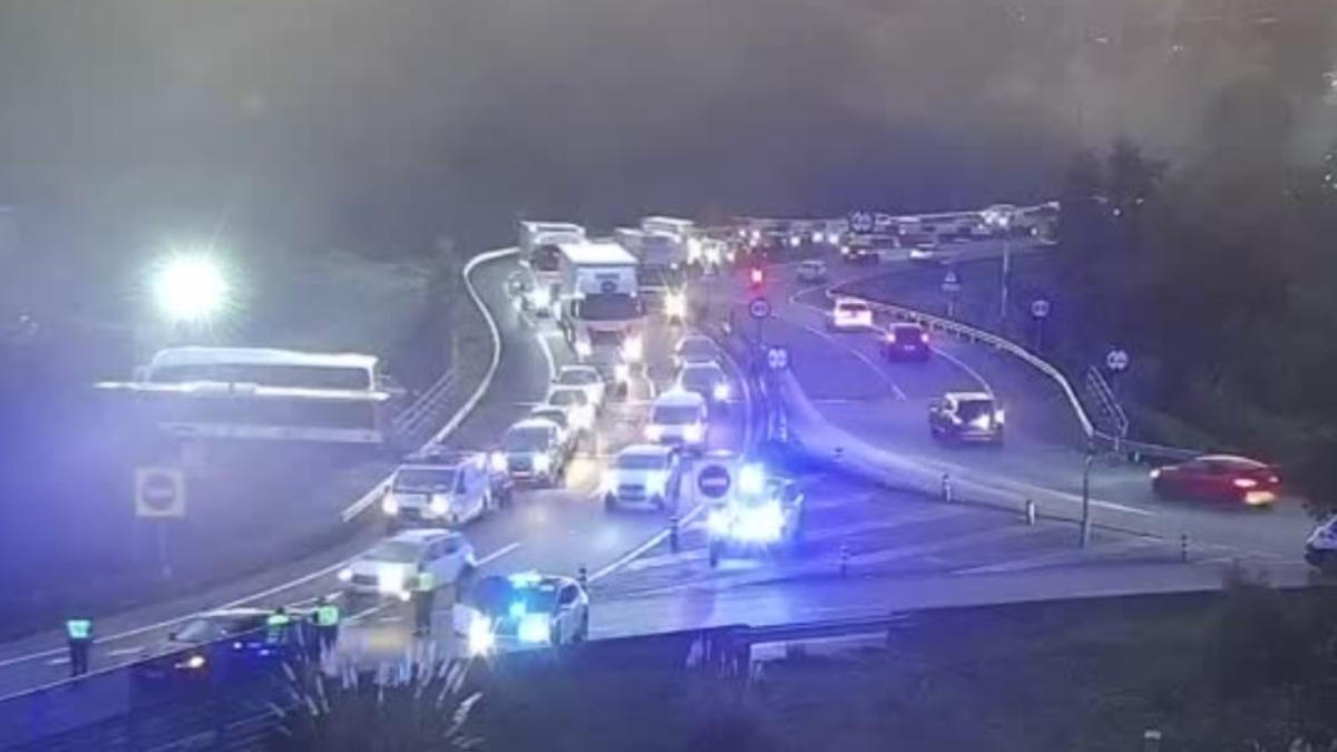 Largas colas en el lugar del accidente