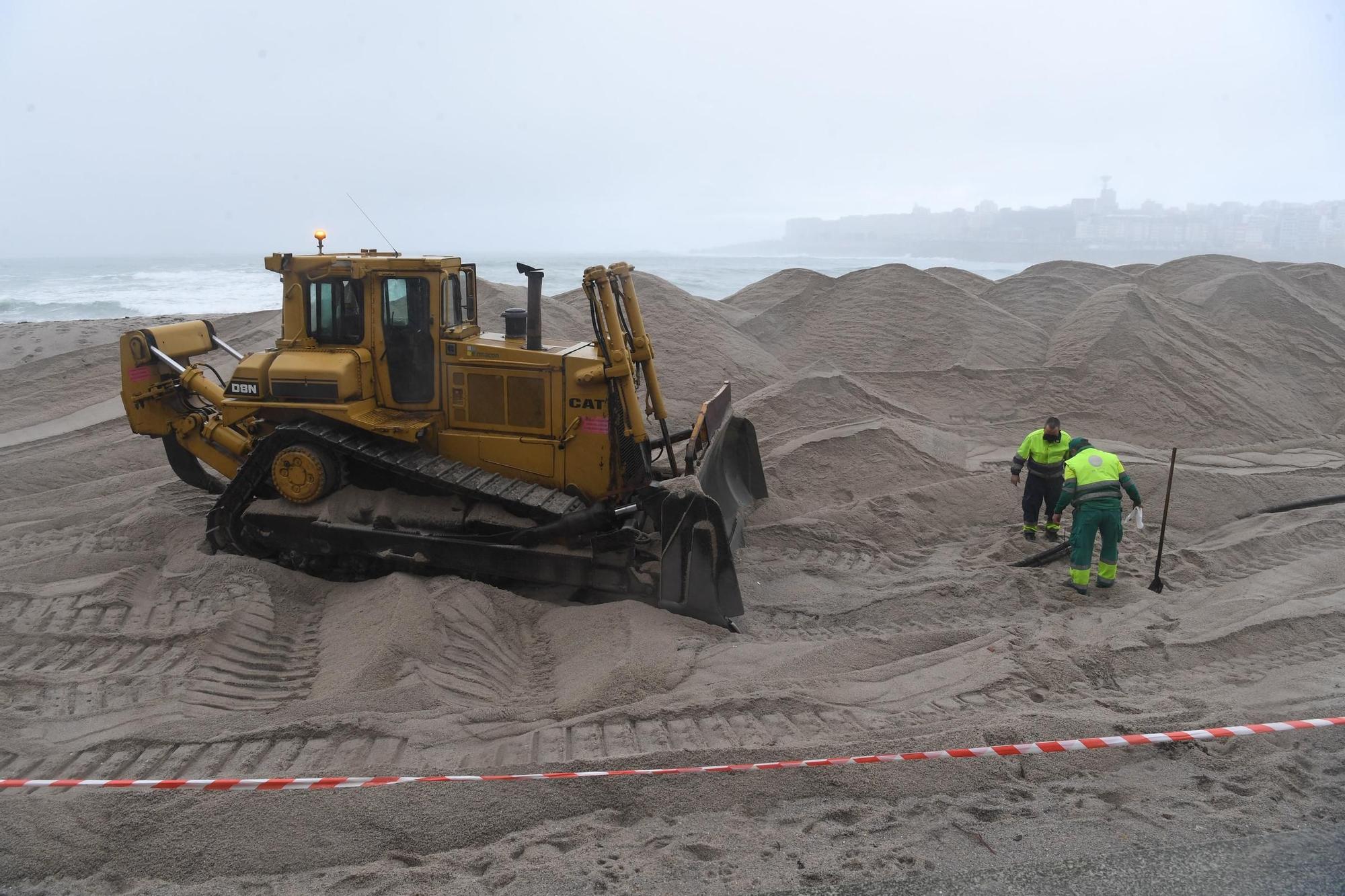 La duna invernal de Riazor recobra su forma