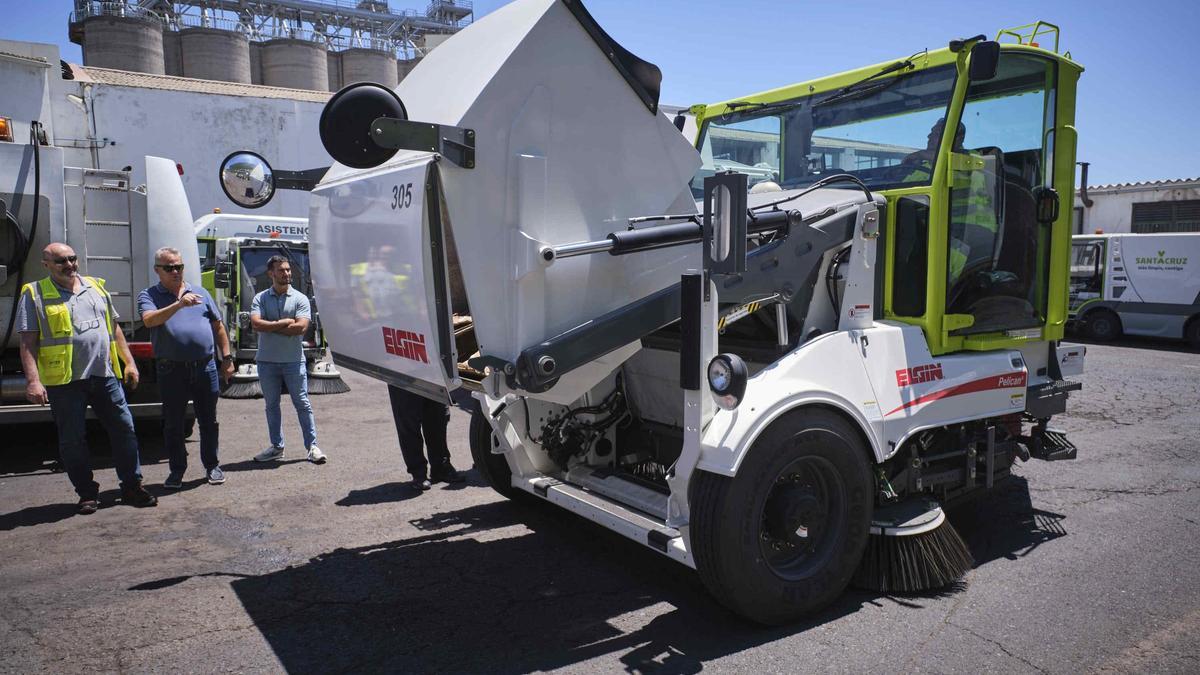Presentación de una máquina especial de limpieza de calles de la empresa de recogida de residuos Valoriza