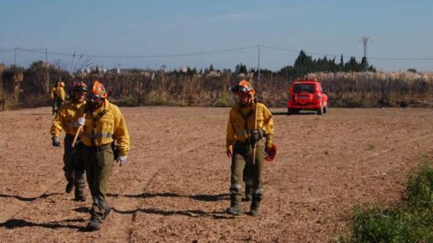 Un incendio corta una hora el paso de trenes en Cullera