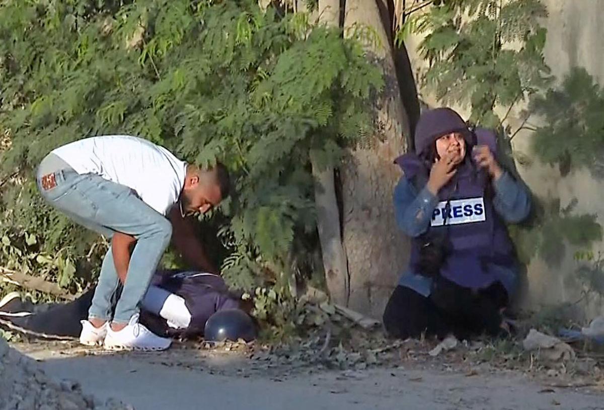 Fotograma de un vídeo en el que se ve a la periodista Shireen Abu Akleh yacer en el suelo tras recibir un disparo en la cabeza, el pasado 11 de mayo en Yenin (Cisjordania, Palestina)