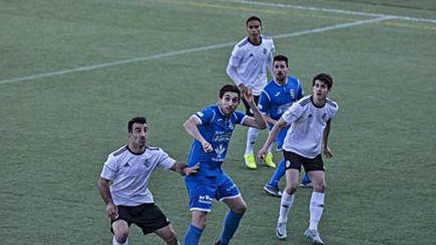 Noel se dispone a cabecear el cuero durante el choque ante el Salamanca B.