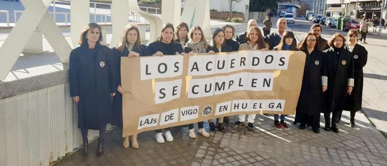 Letrados judiciales, ayer, concentrados ante el edificio de la Ciudad de la Justicia de Vigo.