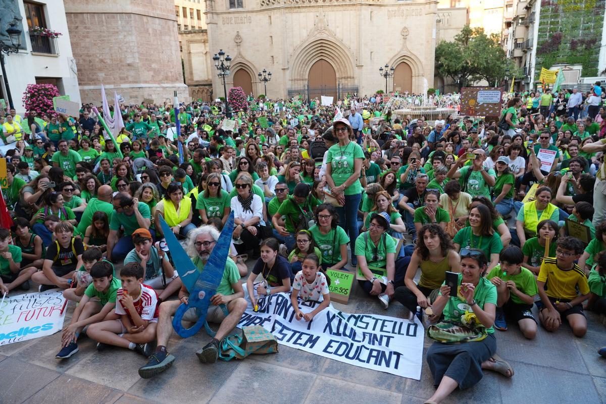 El profesorado protagoniza una histórica y multitudinaria manifestación en Castelló
