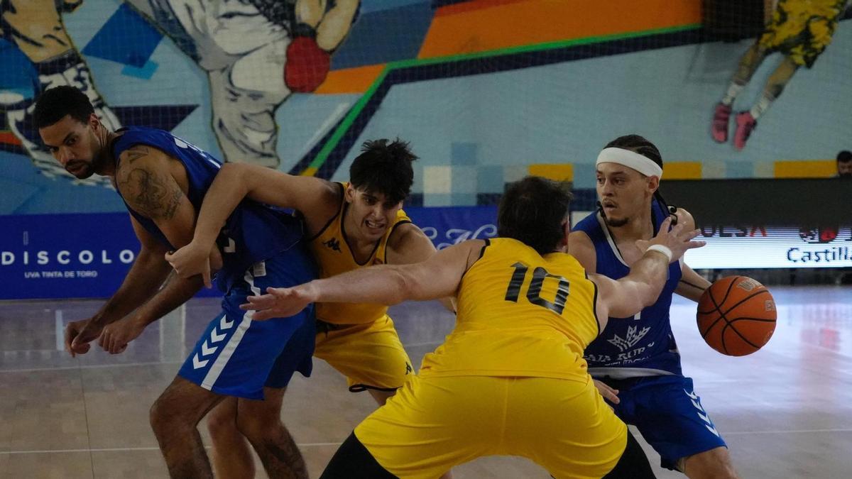 Ty Roberts trata de superar a un adversario con el bloqueo de Joey Van Zegeren