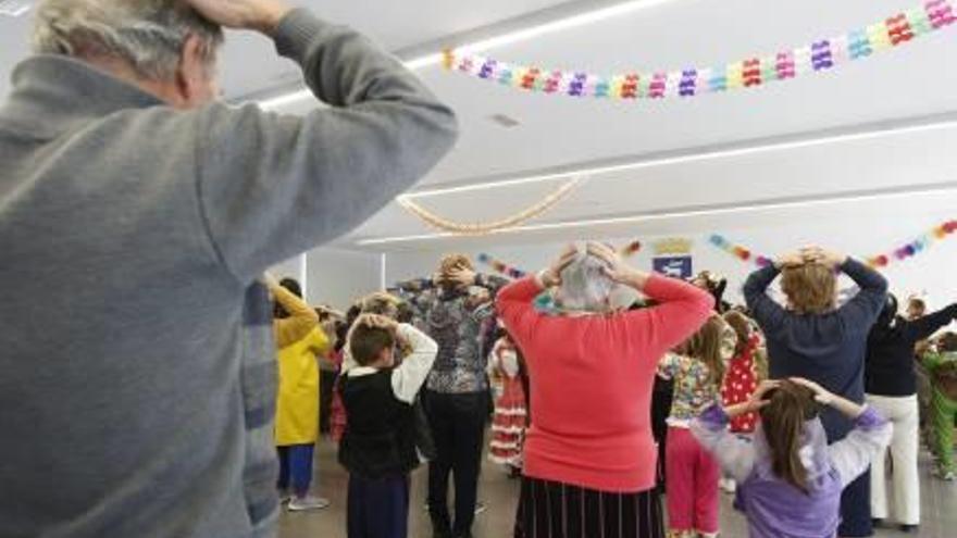 Niños y mayores compartieron una divertida sesión de gimnasia y realizaron ejercicios sencillos al ritmo de la música.