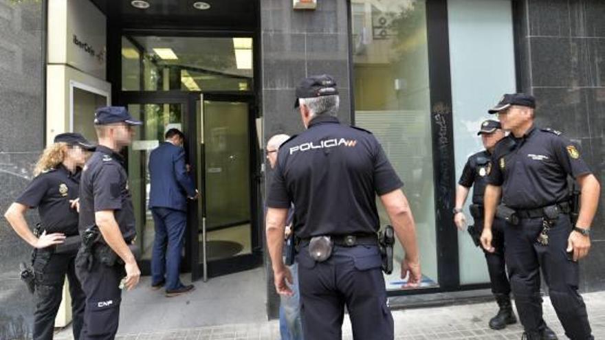 Agentes de la Policía Nacional durante una intervención en Elche por un atraco a una sucursal bancaria el año pasado.