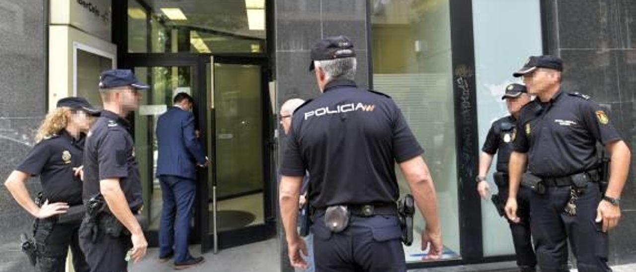 Agentes de la Policía Nacional durante una intervención en Elche por un atraco a una sucursal bancaria el año pasado.