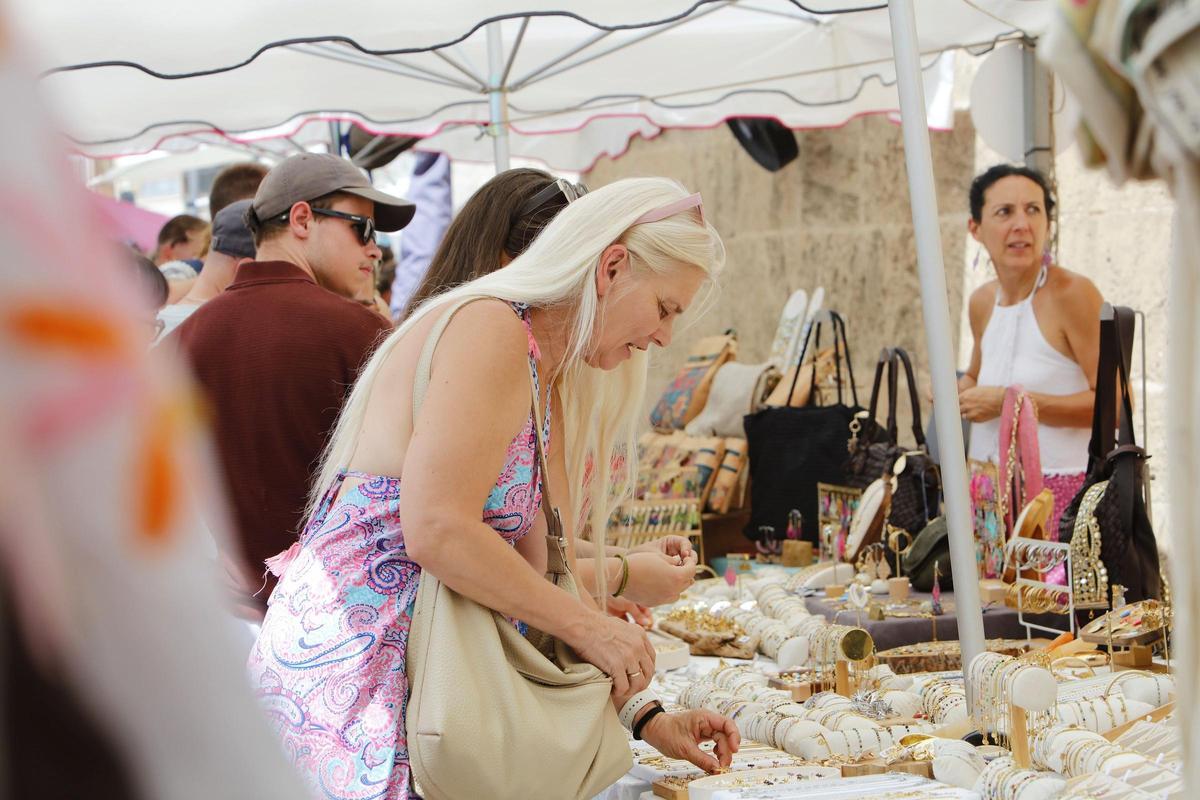 Mallorcas internationaler Wochenmarkt: So trubelig geht es mittwochs in Santanyí zu