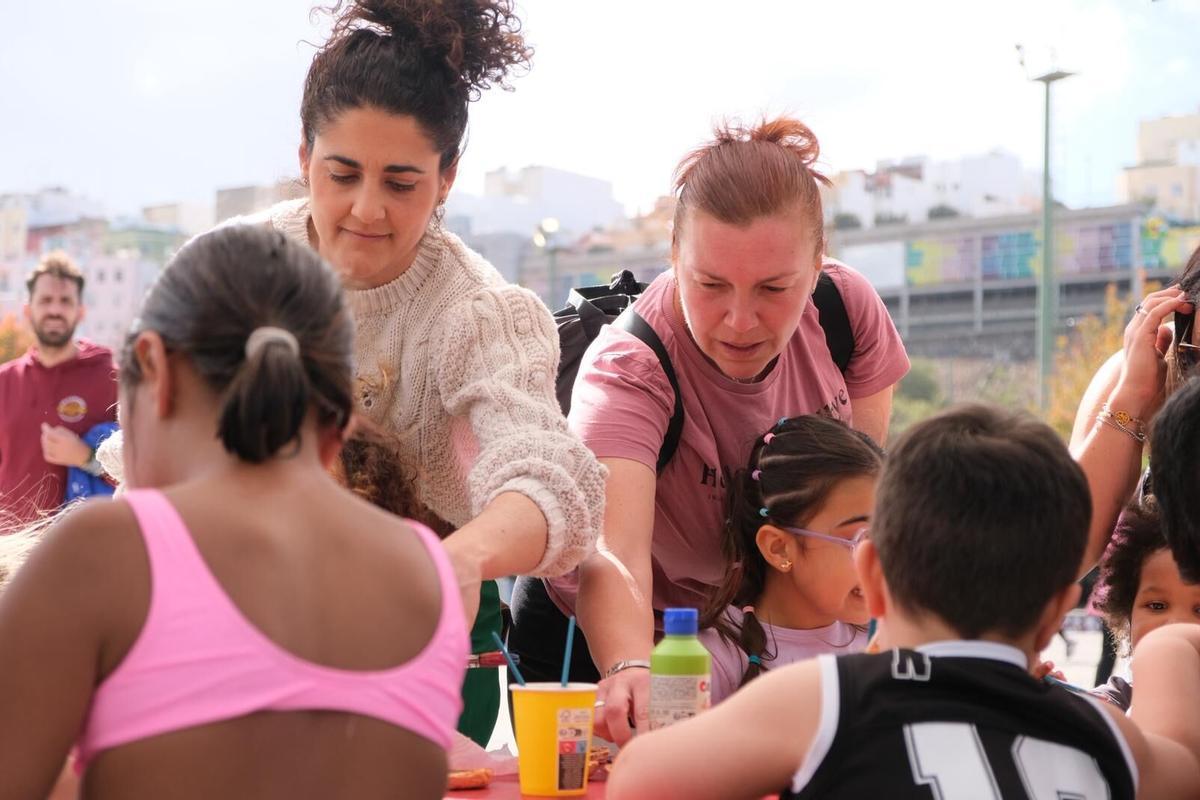 A la izquierda, la concejala del Distrito Ciudad Alta, Betsaida González, en la actividad por el Día de la Familia.
