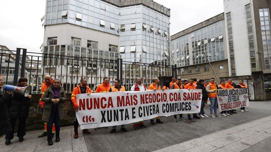 Concentración de ayer ante el Hospital.   | // G. SANTOS