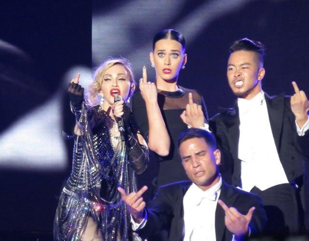 Madonna y Katy Perry, haciendo amigos, junto a unos bailarines