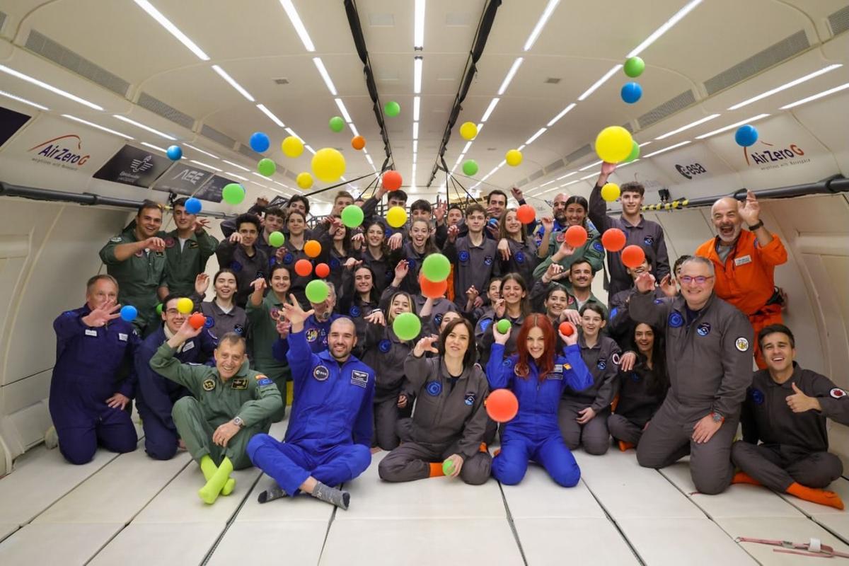El grupo participante dentro del avión.