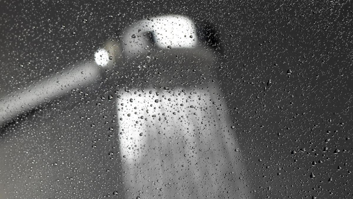 Mampara de ducha con gotas provocadas por el vapor