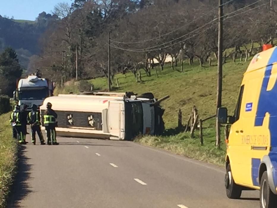 Un accidente corta la carretera que une Pravia y Salas