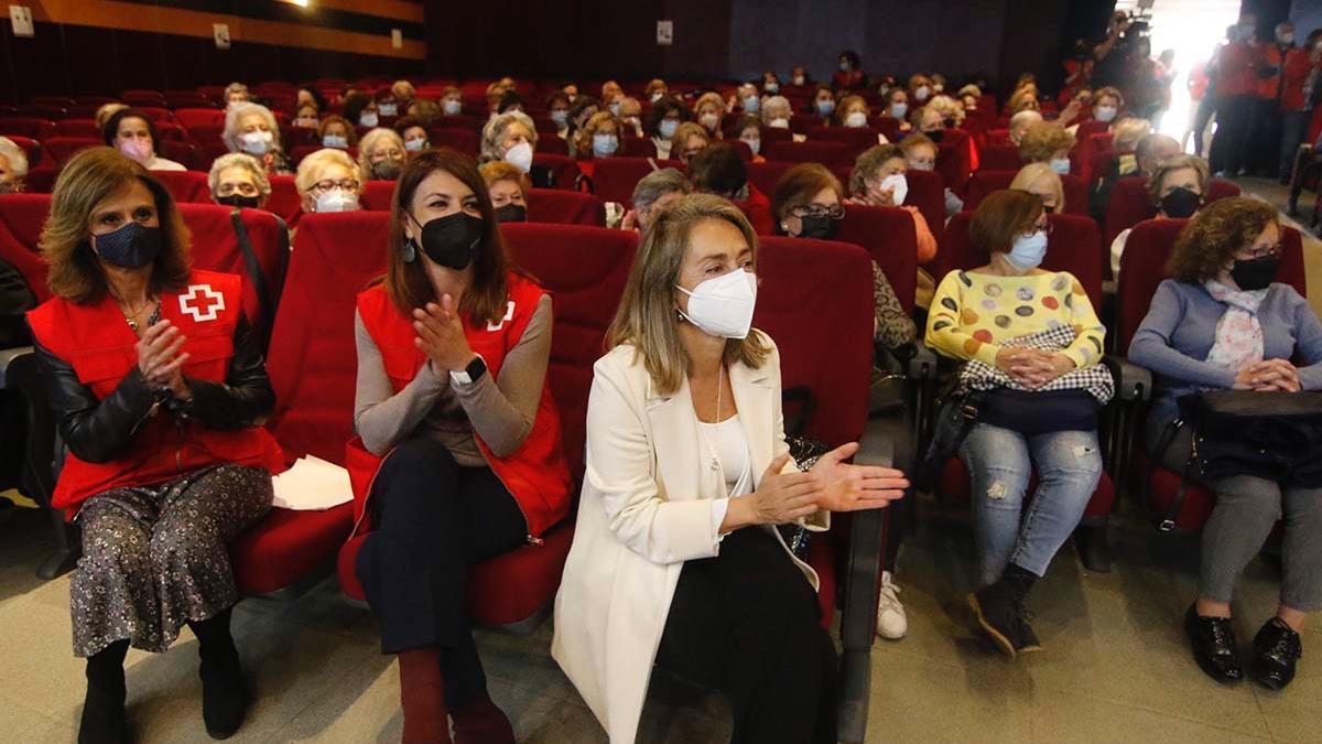 En primera fila, Cándida Ruiz, presidenta de Cruz Roja, con trabajadoras de la entidad.