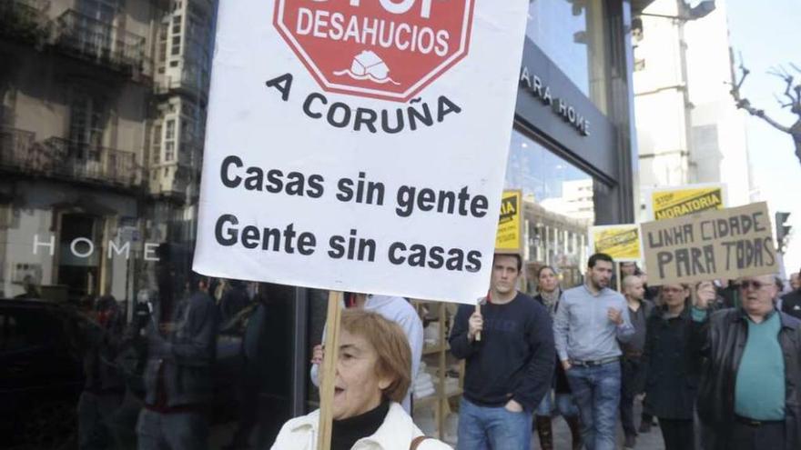 Manifestantes en la calle Padre Feijóo protestan por el desahucio de Aurelia Rey en 2013.