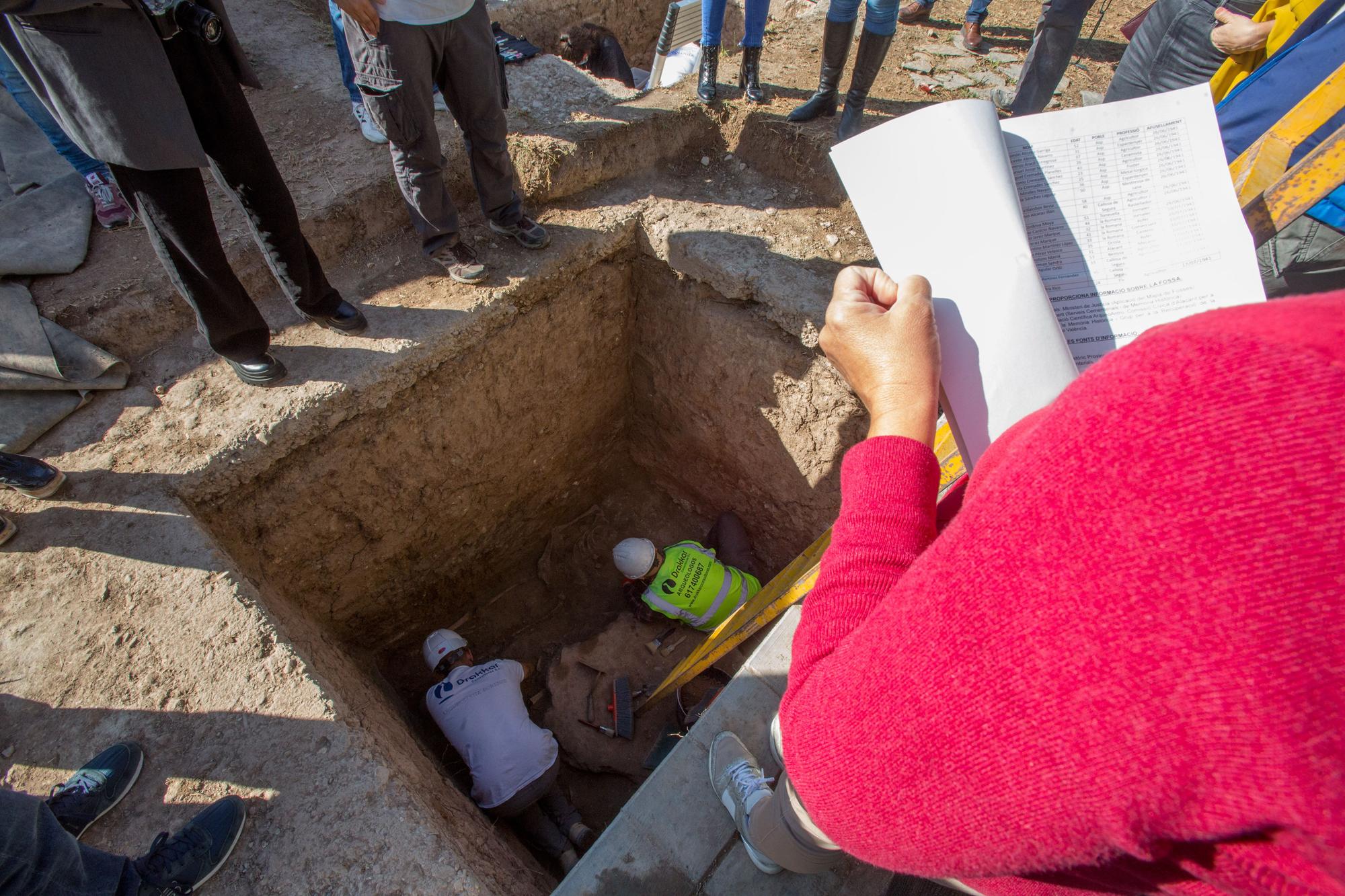 Exhumación en el cementerio de Alicante de los cuerpos represaliados durante la Guerra Civil