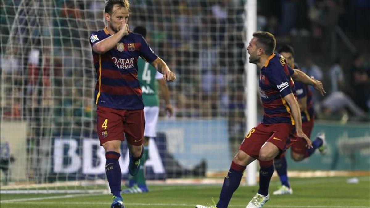 Rakitic celebró junto a Jordi Alba un gol que puede valer una Liga