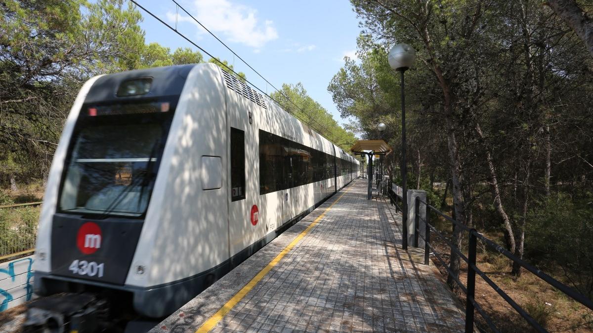 Uno de los trenes, a su paso por el actual apeadero de la Vallesa.