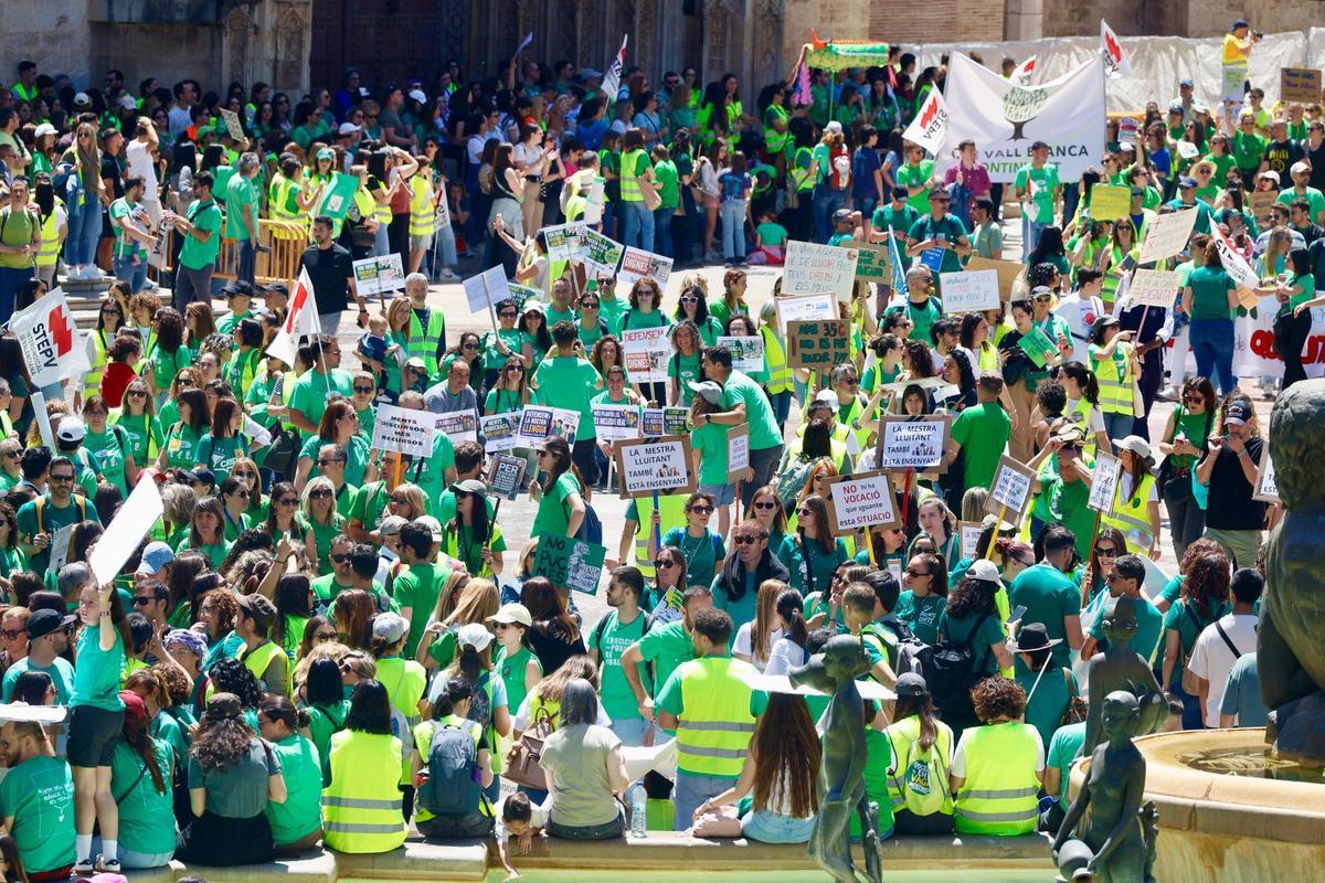 Así ha sido la marcha "histórica" de los profesores en València el día de la huelga