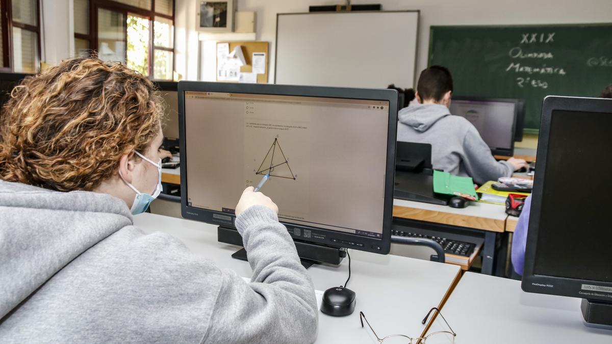 Alumnos realizan un ejercicio en el ordenador, en una imagen de archivo.