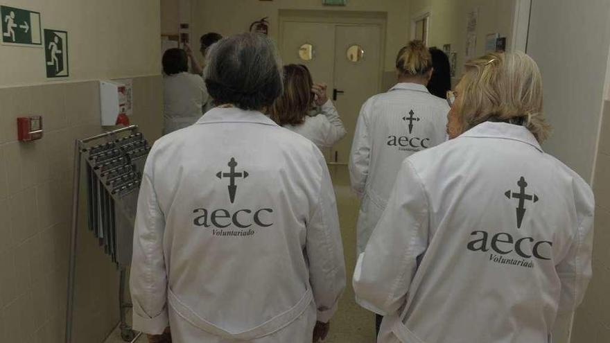 Voluntarias de la Asociación contra el Cáncer en una planta del hospital.