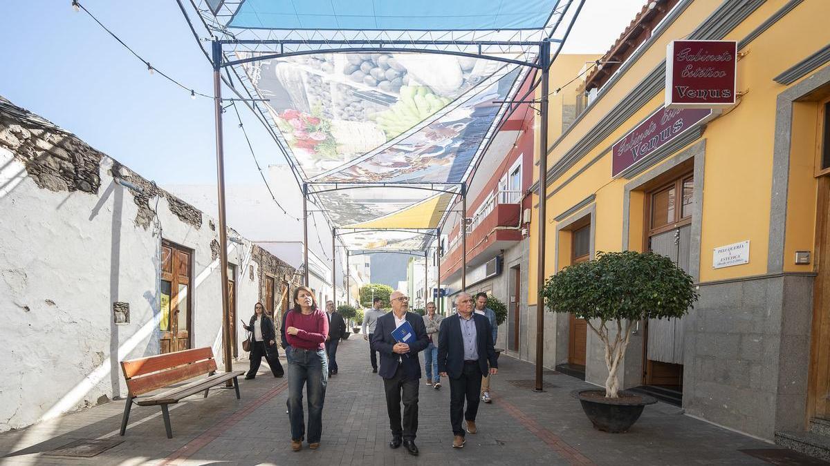 Minerva Alonso, Antonio Morales y Pedro Suárez, este martes paseando por las calles de La Aldea.