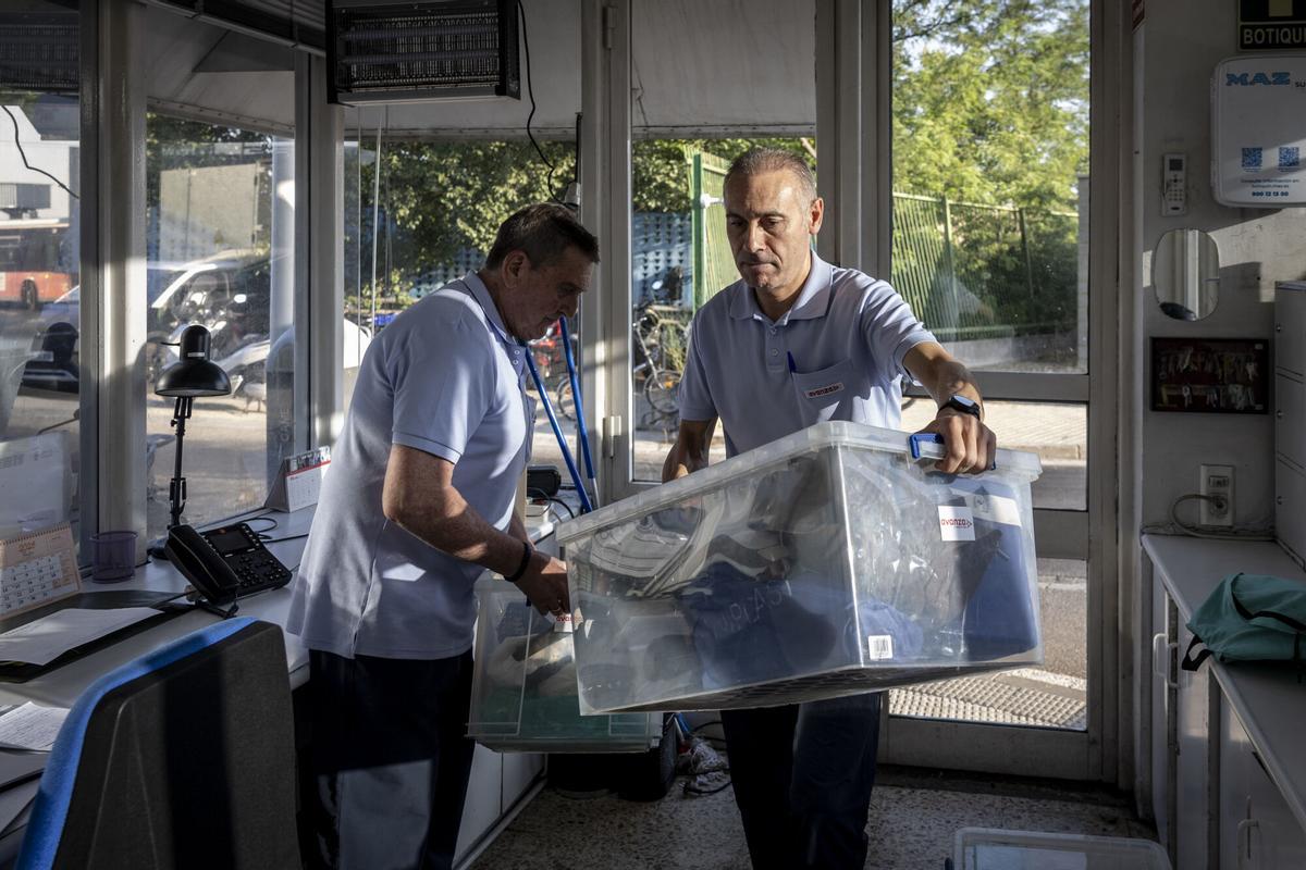 REPORTAJE CON LOS OBJETOS PERDIDOS DE LOS AUTOBUSES EN LAS COCHERAS DE AVANZA