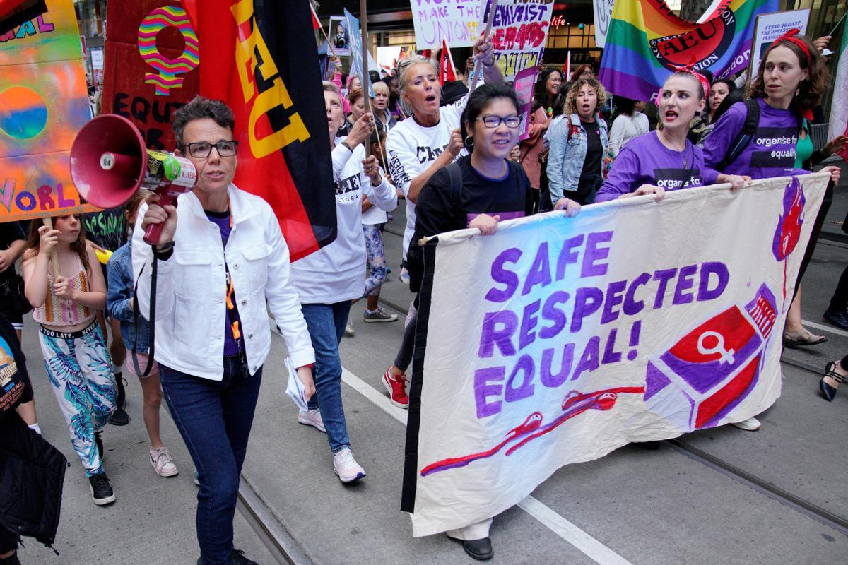 Las mujeres salen a la calle en Melbourne (Australia) para reivindicar sus derechos en el 8-M.