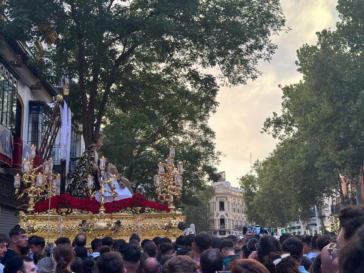 Esta salida extraordinaria ha reunido a muchos fieles expectantes por ver de nuevo a La Piedad