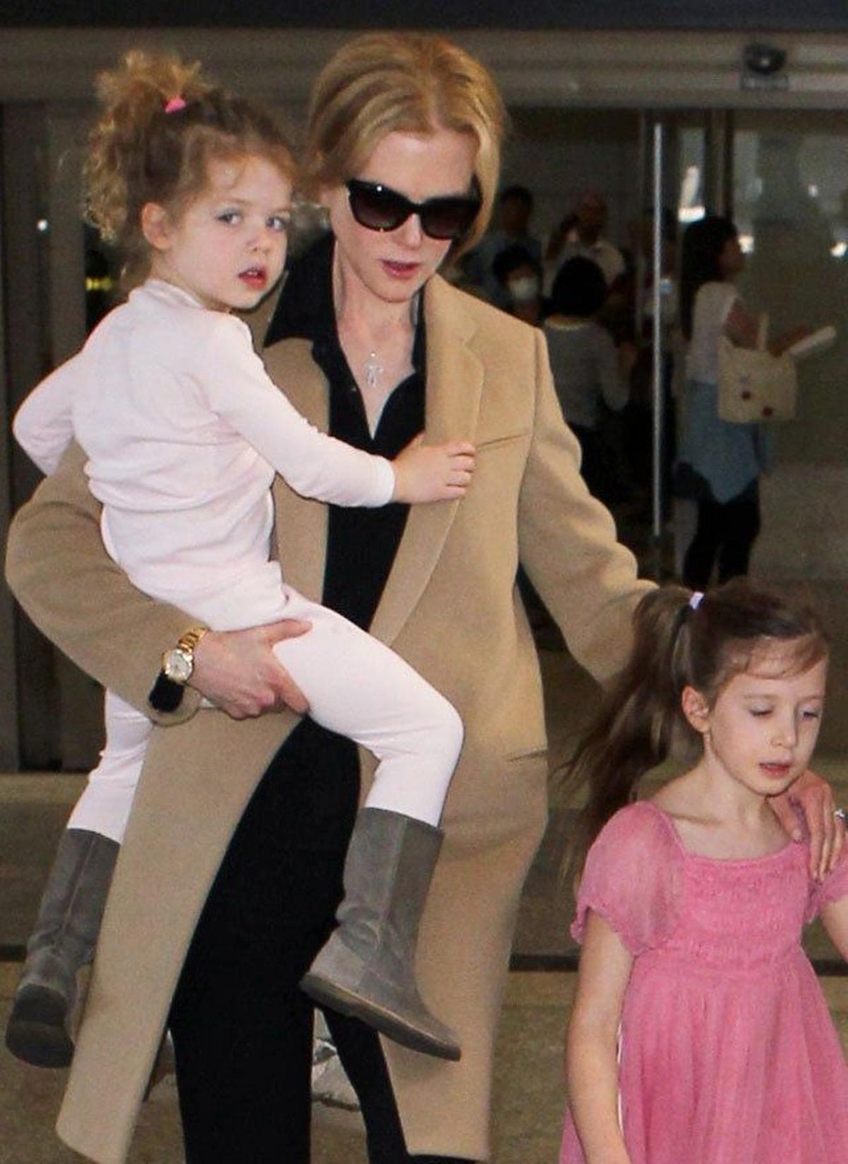 Nicole Kidman con su hija Faith Margaret en brazos, Sunday Rose