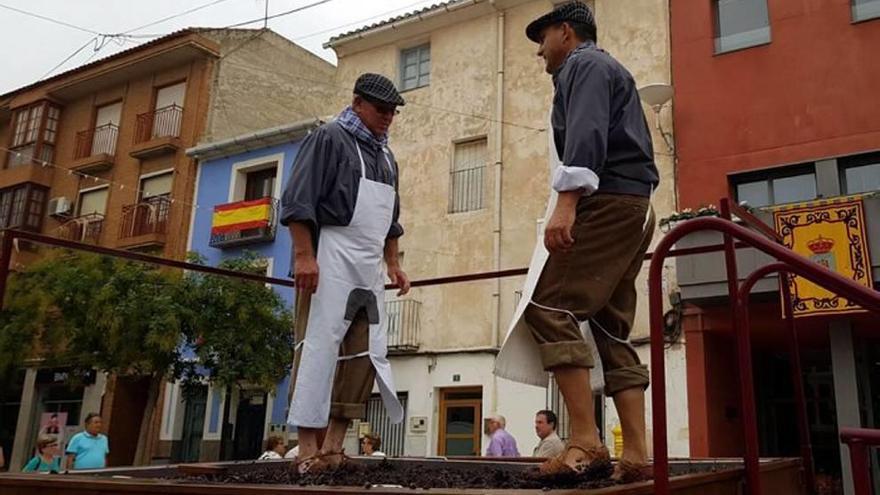 Bullas pisa la uva y disfruta con el mosto en su día grande