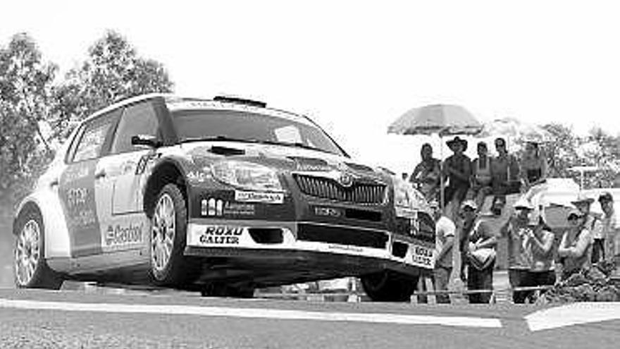 El Skoda que pilota Alberto Hevia, ayer, en un tramo del Rally «Islas Canarias».