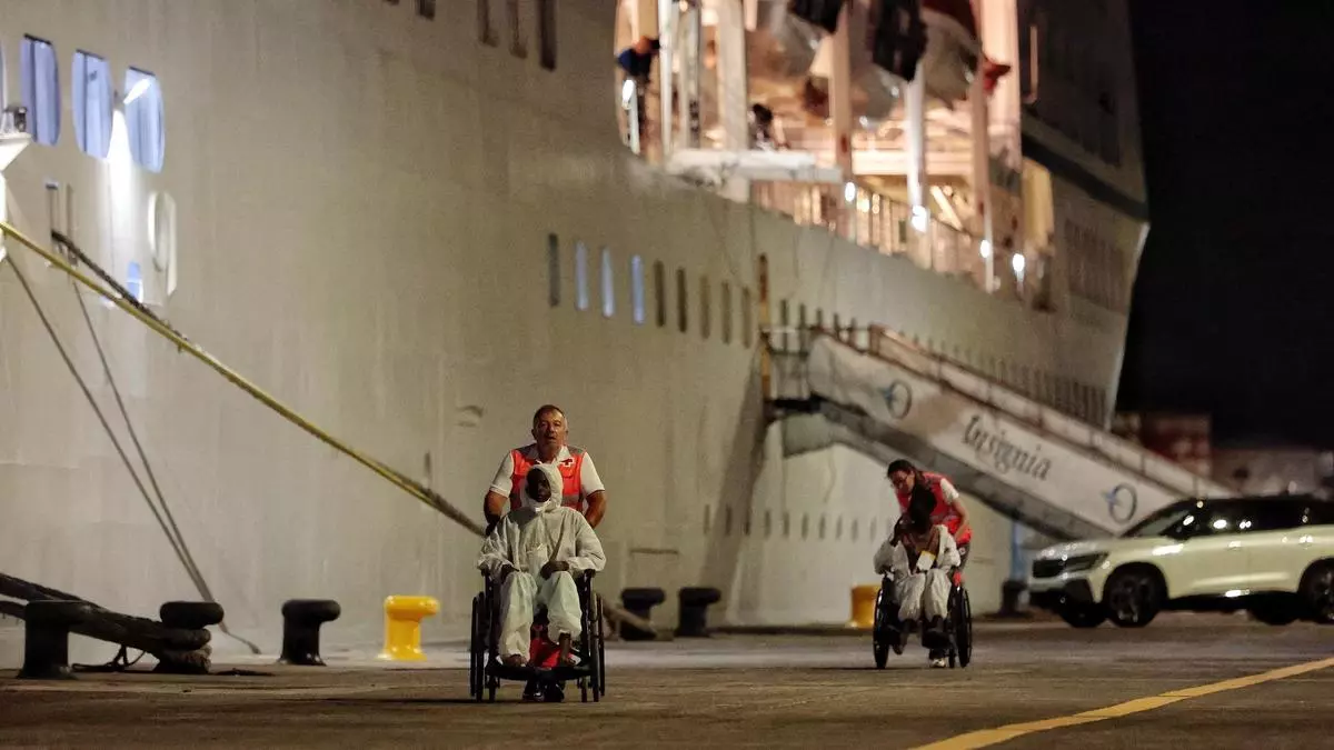 Llega a Tenerife el crucero 'Insignia' con 6 migrantes fallecidos y 67 supervivientes